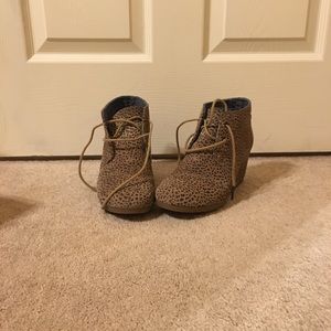 TOMS Women’s Desert Wedge Bootie